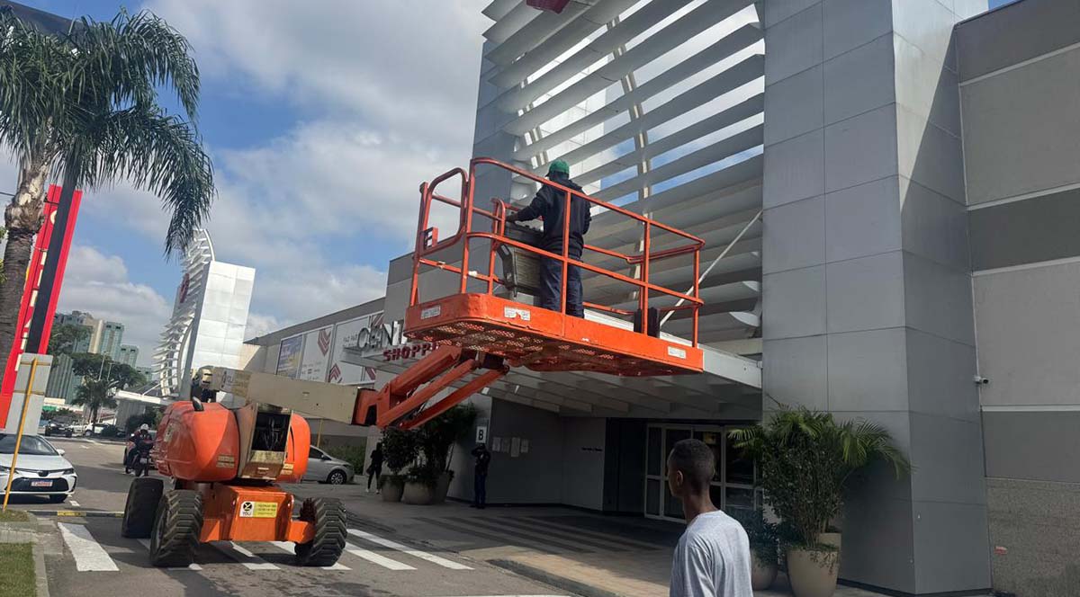 Uso de Plataforma Elevatória em Manutenção de Fachada