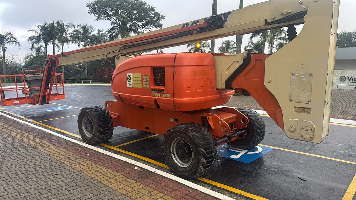 Aluguel de plataforma elevatória: encontre o modelo ideal com a Yoli